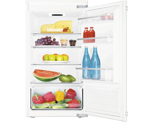 Open koelkast gevuld met levensmiddelen zoals kaas, fruit, groenten en dranken