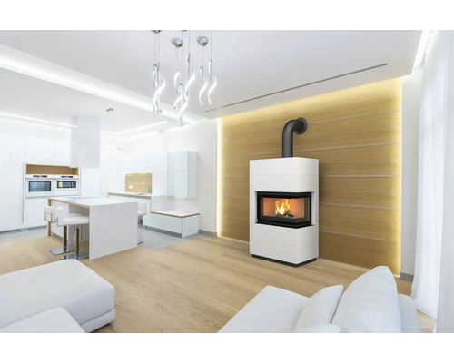 Woonkamer met houtkachel en open keuken