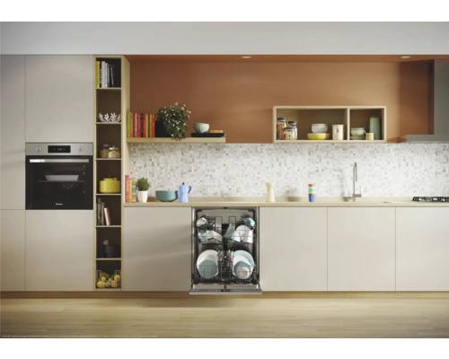 Lichte keuken met vaatwasser, oven en rekken voor keukengerei