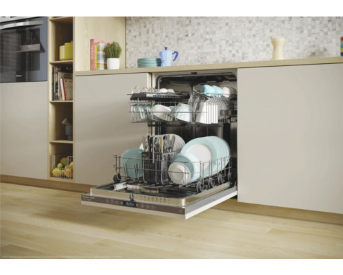 Open vaatwasser in een moderne keuken met afwas