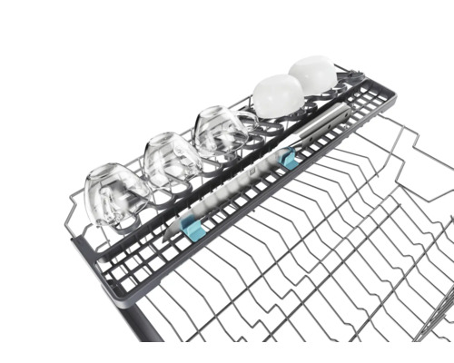 Vaatwasser interieur met kopjes en glazen in de vaatwaskorf