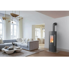 Moderne woonkamer met houtkachel, bank en lichte inrichting voor een gezellige sfeer