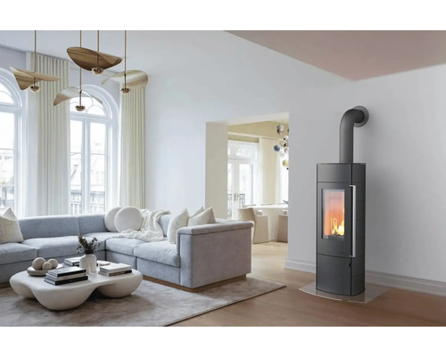 Moderne woonkamer met houtkachel, bank en lichte inrichting voor een gezellige sfeer