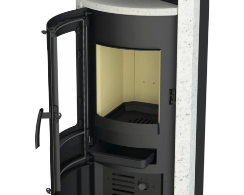 Houtkachel met open deur naar de verbrandingskamer