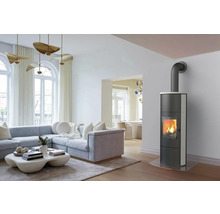 Woonkamer met houtkachel, bank, salontafel en hanglampen voor een gezellige sfeer