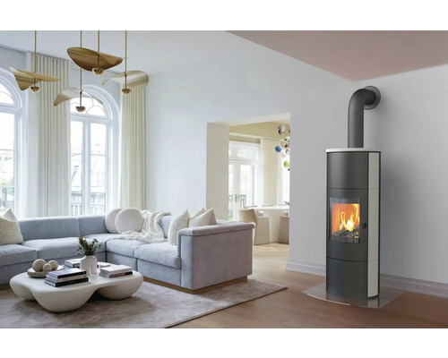 Woonkamer met houtkachel, bank, salontafel en hanglampen voor een gezellige sfeer