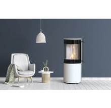 Woonkamer met kachel, fauteuil en bijzettafel