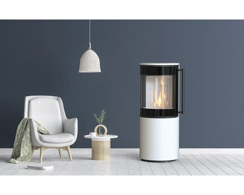 Woonkamer met kachel, fauteuil en bijzettafel