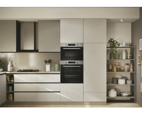 Moderne keuken met inbouwoven en opbergrekken