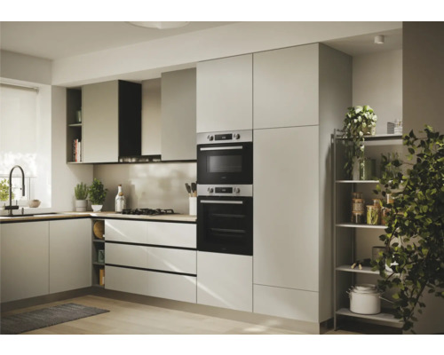 Moderne keuken met inbouwoven, afzuigkap en rekken