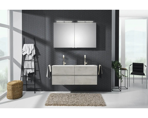 Lichte badkamer met wastafelonderkast, spiegelkast, handdoekenladder en vloerkleed