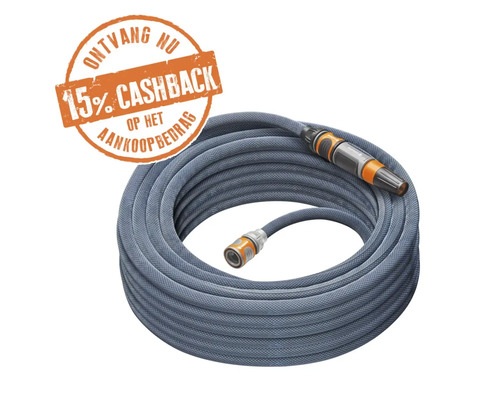 Opgerolde textiel tuinslang met spuitkop en slangkoppeling. Actiesticker voor 15 procent cashback op het aankoopbedrag.