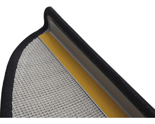 Detailopname van een traptrede met tapijt en plakstrip voor bevestiging