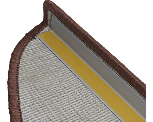 Gedetailleerde weergave van een trap met bruin trapmatprofiel en plakstrip