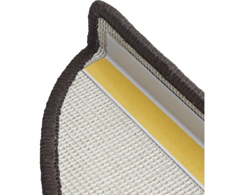 Detail van een trap met tapijt en bevestigingsstrips