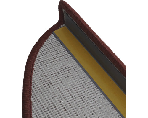 Detail van een trap met tapijt en bevestigingsstrips