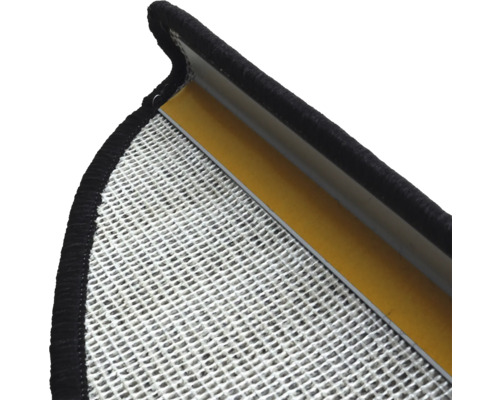 Detailweergave van een trap met antislip achterkant en randbescherming