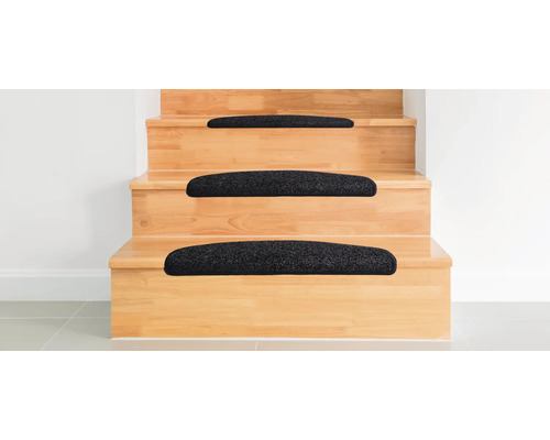 Houten trap met donkere traptreden van tapijt