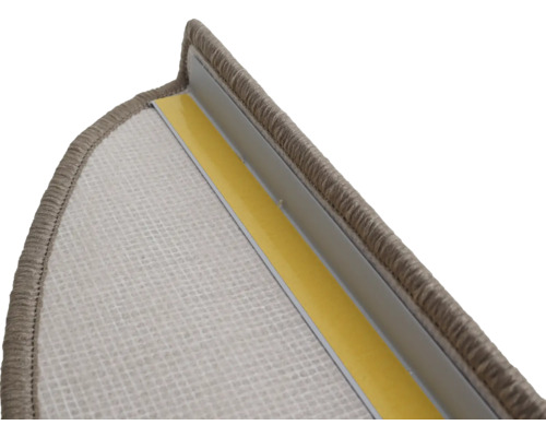 Detail van een trapkant met montagetape