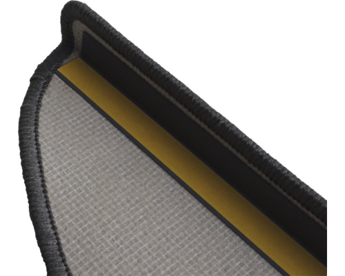 Detailopname van een trapmat van tapijt met plakstrips voor bevestiging