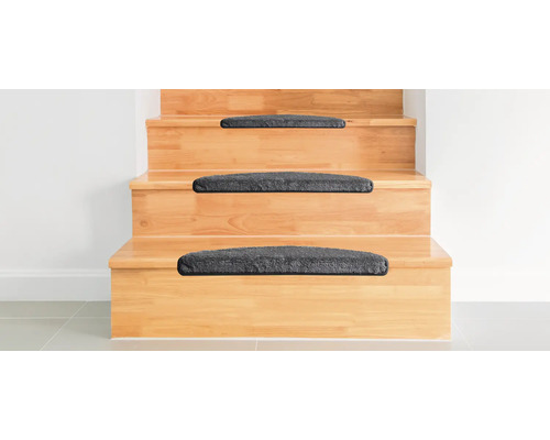 Houten trap met grijze trapmatten