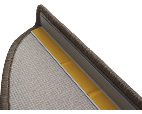 Detail van een trap met trapbeschermingsprofiel.