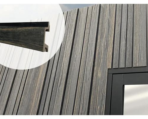 Close-up van houten gevelbekledingsprofielen met messing en groef verbinding voor buitengebruik.