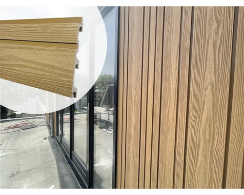 Gevelbekleding van houtcomposiet met messing en groef