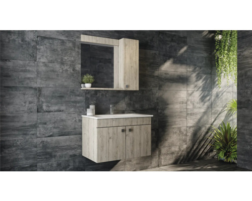 Badkamer met wastafelonderkast, wastafel en spiegelkast in houtlook voor een donkere wandtegel.