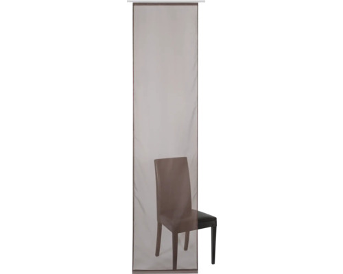 Vliegengordijndeur met een stoel erachter