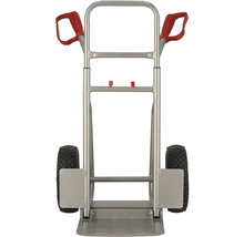 Metalen steekwagen met rode handgrepen en zwarte wielen