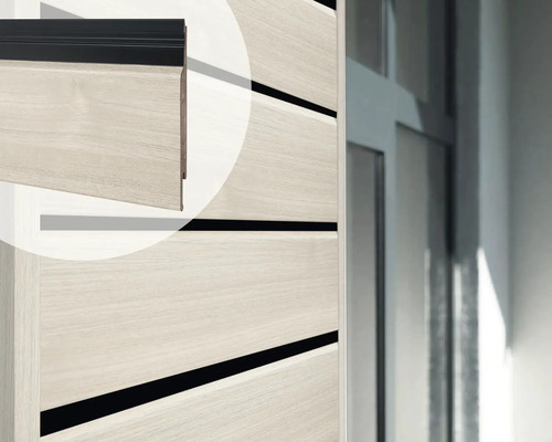 ESCADE Sponningschroot weissbach oak op zwart 16x143/178x6000 mm Detailweergave van een binnendeur met houten structuur en zwarte sierelementen
