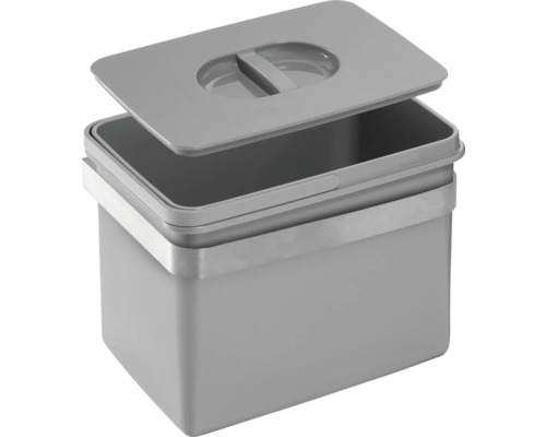 Grijze afvalbak met deksel gedeeltelijk geopend