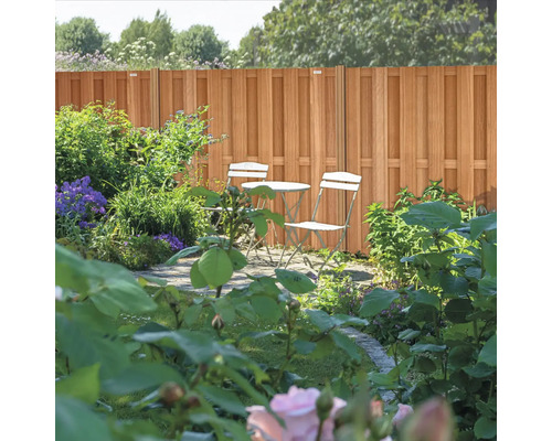 Houten schutting met tuinset in de tuin.