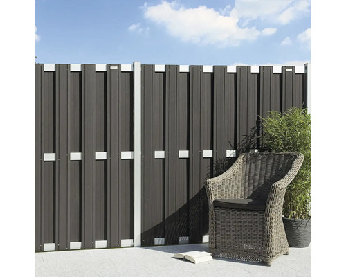 Kunststof privacyscherm met stoel en plant