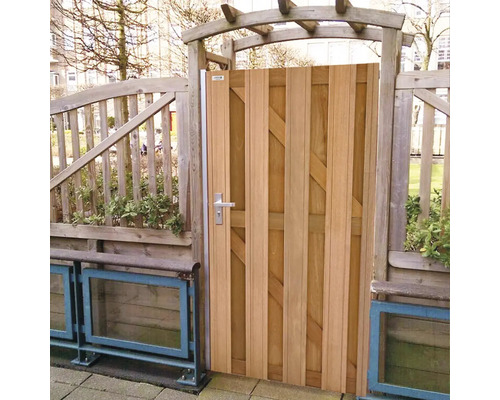 Houten tuinomheining poort met metalen beslag