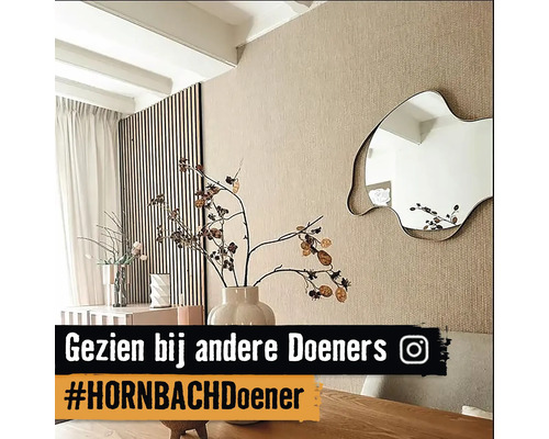 Decoratieve interieurscène met houten panelen, vaas en spiegel