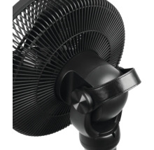 Gedetailleerde weergave van een zwarte staande ventilator met beschermrooster