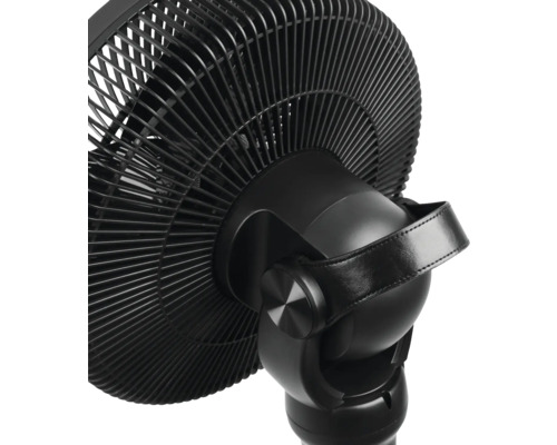 Gedetailleerde weergave van een zwarte staande ventilator met beschermrooster