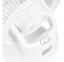 Detailopname van een witte ventilator met bedieningselementen voor vermogen en timer