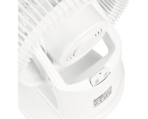 Detailopname van een witte ventilator met bedieningselementen voor vermogen en timer