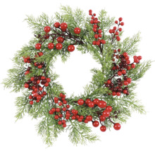 Decoratieve deurkrans met bessen en dennentakken voor de kersttijd