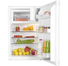 Open koelkast gevuld met voedingsmiddelen zoals groenten, kaas en dranken