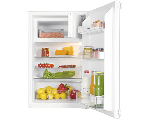 AMICA EKS 16171-1 Inbouw koelkast met vriesvak Open koelkast gevuld met voedingsmiddelen zoals groenten, kaas en dranken