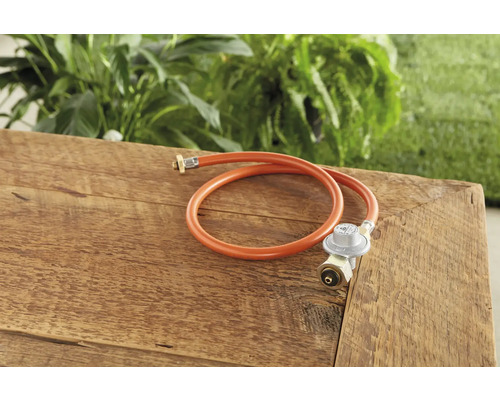 Gasslang met drukregelaar op houten tafel