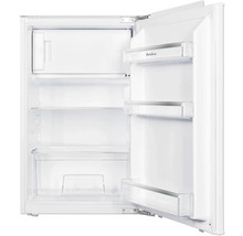 Geopende koelkast met planken en lades