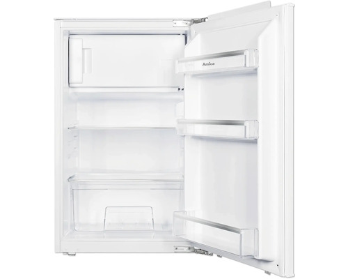 Geopende koelkast met planken en lades