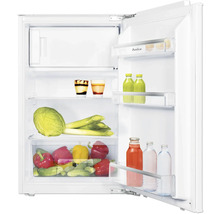 Geopende koelkast met levensmiddelen op de planken.