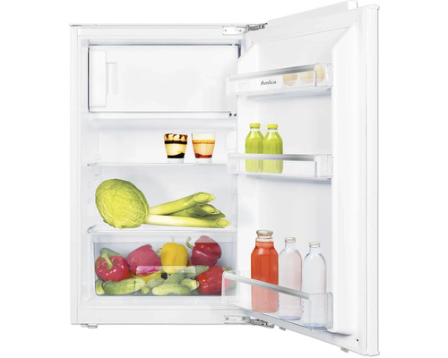 Geopende koelkast met levensmiddelen op de planken.