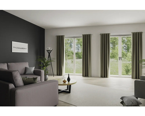 Woonkamer met bank, gordijnen en ramen met uitzicht op het groen